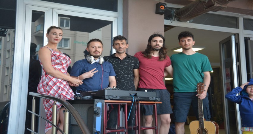 Mahmut Görgen Havuz Partisi'nde Sahnedeydi