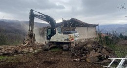 Gölcük’teki metruk ve hasarlı 3 binanın yıkımı tamamlandı