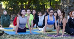 Hem inziva hem yoga 50 genç kadın yoga kampında buluştu