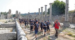 Antalya Büyükşehir izcileri Perge Antik Kenti’ni gezdi