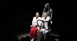Seyhan Belediyesi Şehir Tiyatrosu oyuncularının sahnelediği “Köpek, Kadın, Erkek" Bodrum'da sanatseverlerle buluştu