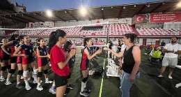 Bayraklı'da voleybol şenliği