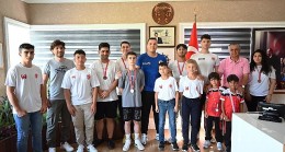 Kemer Belediyesi Kick Boks takımından Başkan Topaloğlu'na ziyaret