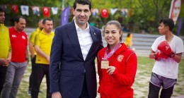 Avcılar Belediye Spor Kulübü'nün genç yıldızı Delal Kadir Yunanistan'da düzenlenen U15 Avrupa Güreş Şampiyonası'ndan altın madalyayla döndü