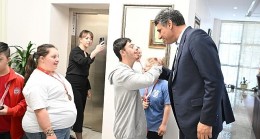 Kartepe Belediye Başkanı Av.M.Mustafa Kocaman, Konya'da yapılan Özel Sporcular Atletizm Türkiye Şampiyonası'nda dereceye giren öğrencileri tebrik etti