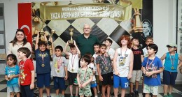 Burhaniye “Yaza Merhaba Satranç Turnuvası" Burhaniye Belediyesi Ahmet Akın Kültür Merkezi'nde gerçekleştirildi
