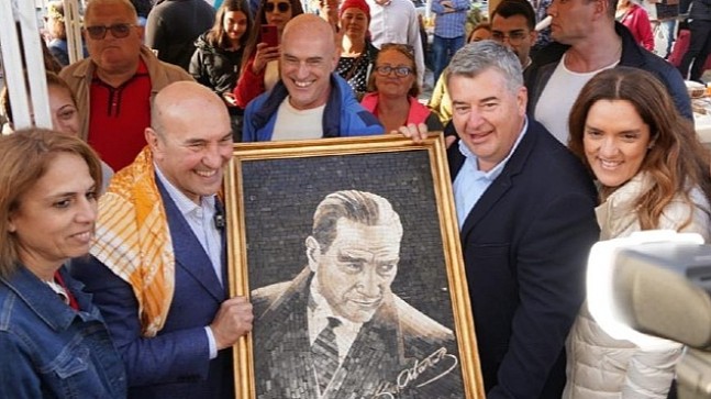 Alaçatı Ot Festivali'nde Tunç Soyer'e mozaik Atatürk Portresi