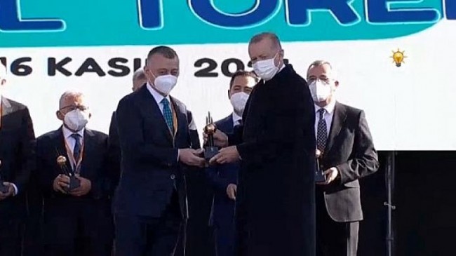 Cumhurbaşkanı Erdoğan, Başkan Büyükakın’a gençlik hizmetleri ödülünü verdi