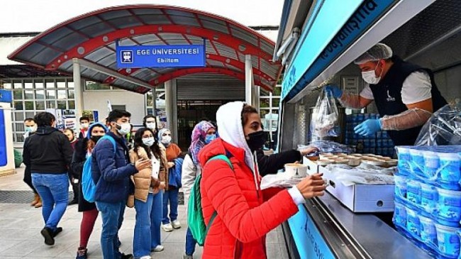 İzmir Büyükşehir Belediyesi’nden öğrencilere sıcak yemek