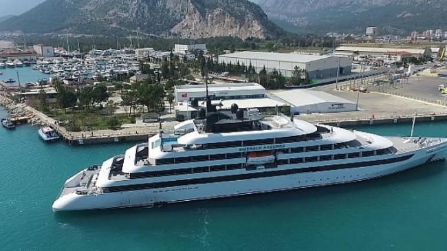 QTerminals Antalya Amerikalı turistleri taşıyan lüks Emerald Azzurra gemisini ağırladı