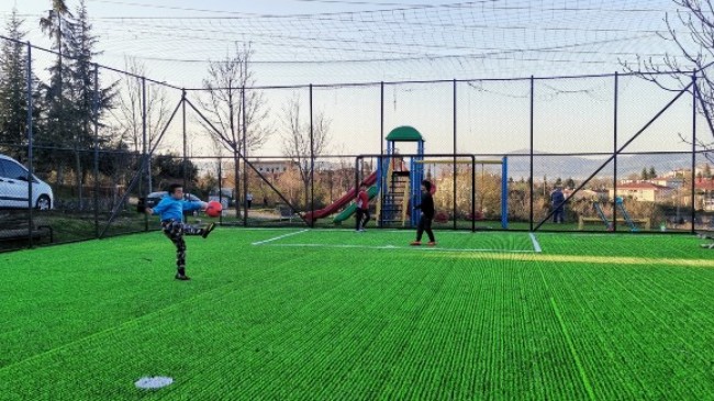Gölcük’te Futbol Sahaları Çocuklar İçin Yenileniyor