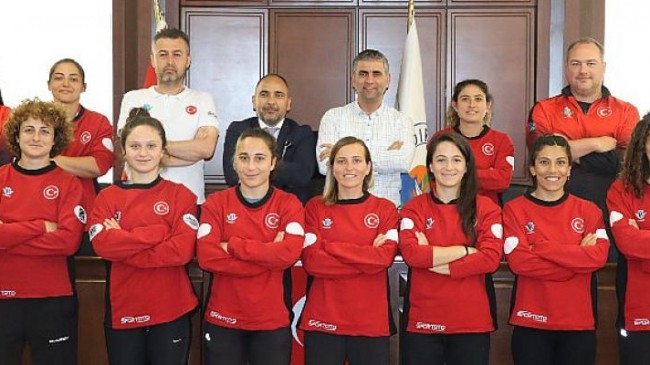 7’li Ragbi Bayan Milli takımı Başkan Turan’ı ziyaret etti