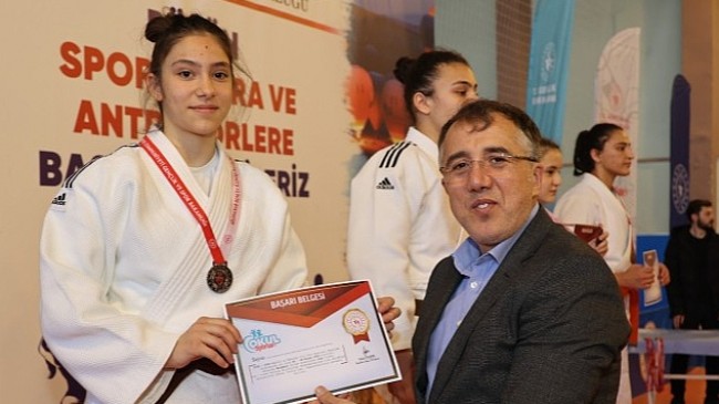 Nevşehir Belediye Başkanı Dr. Mehmet Savran, Okul Sporları Judo Yıldızlar Kız – Erkek Türkiye Birinciliği Müsabakaları ödül törenine katıldı