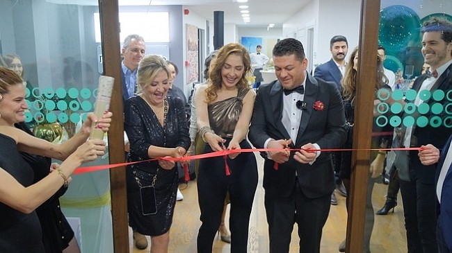 Dermatolog Dr. Emel Polat Yeni Kliniği Clinique Beaute' Ve ReGen Up-Life'ın açılışını dostlarıyla birlikte gerçekleştirdi