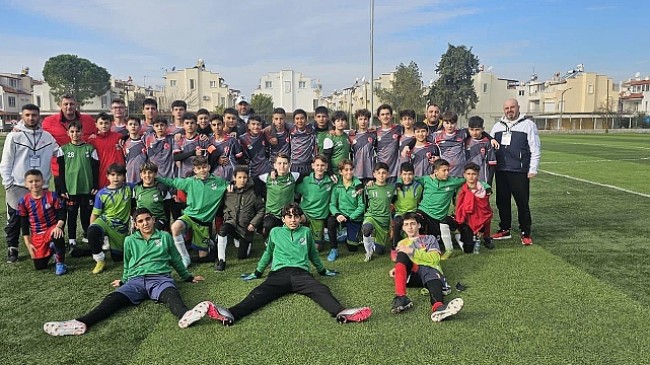 Kuşadası'nda her yıl geleneksel olarak düzenlenen Sömestr Cup'a katılan Narlıdere Belediyespor, turnuvadan 3 kupayla döndü