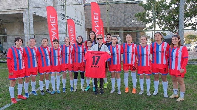 “Dardanel Kadın Futbol Takımı'na Şahika Ercümen Desteği” “Yeşil Sahalarda Kadın Dayanışması”