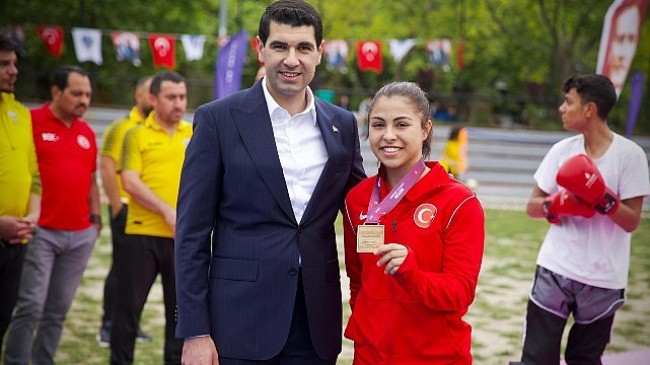 Avcılar Belediye Spor Kulübü'nün genç yıldızı Delal Kadir Yunanistan'da düzenlenen U15 Avrupa Güreş Şampiyonası'ndan altın madalyayla döndü