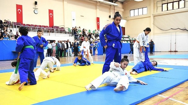 Başkan Aydın, genç judo ve taekwondoculara sertifikalarını verdi
