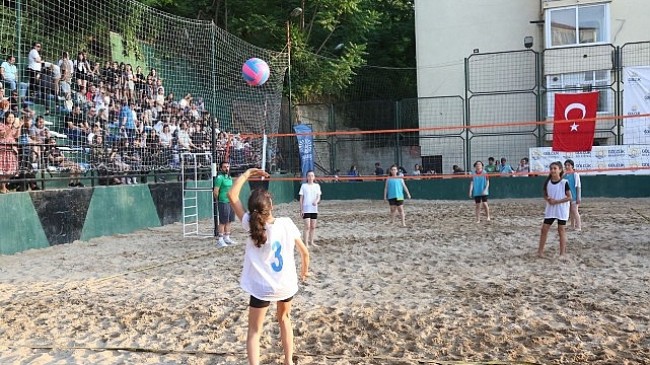 Gölcük Belediyesi yaz spor etkinlikleri kapsamında düzenlenen Play Voleybolu Turnuvası, 19 Temmuz Cuma akşamı başlıyor