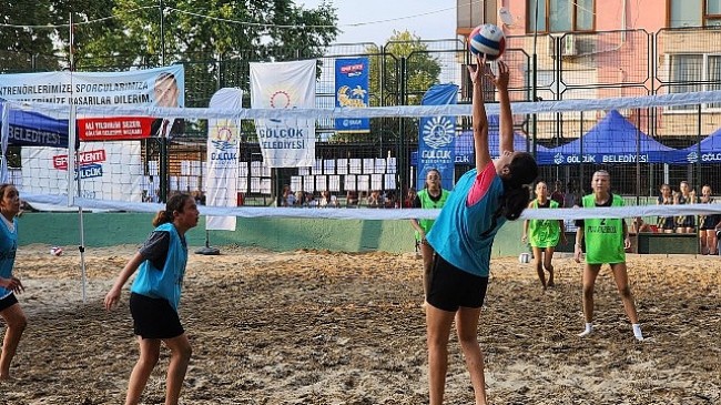 Gölcük Belediyesi yaz spor etkinlikleri kapsamında geleneksel olarak düzenlenen plaj voleybolu turnuvası, bu yıl da rekor katılımla başladı