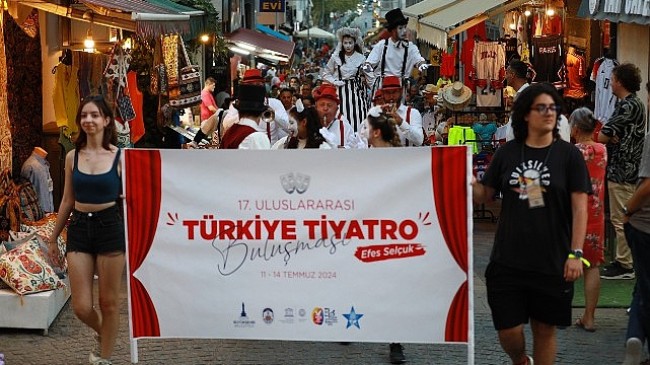 İzmir Büyükşehir Belediyesi ve Efes Selçuk Belediyesi desteği ile düzenlenen 17. Uluslararası Türkiye Tiyatro Buluşması Efes Selçuk’ta başladı