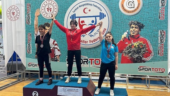 Nevşehir Belediyesi sporcuları, Bolu’da düzenlenen Minikler ve 15 Yaş Altı Ferdi Türkiye Halter Şampiyonası’nda 3 gümüş ve 1 bronz madalya kazandı