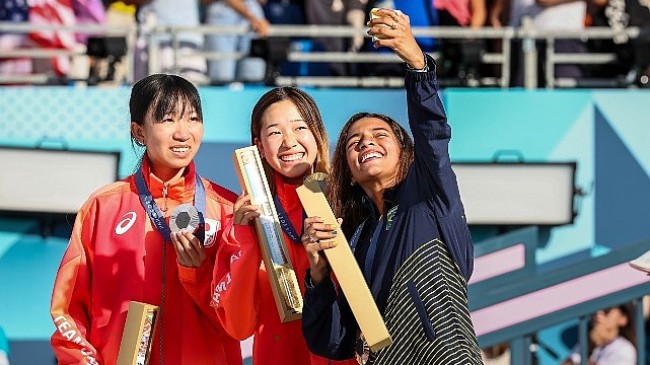 Paris 2024’ün ilk madalya sevinci Galaxy Z Flip6 Olimpiyat özel sürümüyle çekilen Zafer Selfie’leriyle ölümsüzleşti