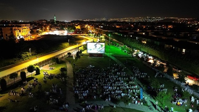 Kartepe Belediyesi açık hava sinemasında bu hafta sonu gösterilen “Can Dostlar” filmi büyük ilgi gördü
