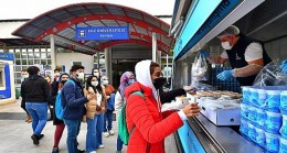 İzmir Büyükşehir Belediyesi’nden öğrencilere sıcak yemek