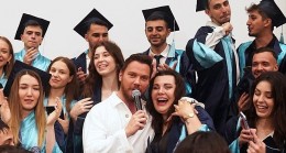 Egeli İletişimciler mezuniyet coşkusunu Sinan Akçıl'la yaşadı