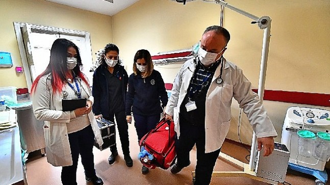 Eşrefpaşa Hastanesi'nin evde bakım ekipleri 18 bin kişiye derman oldu