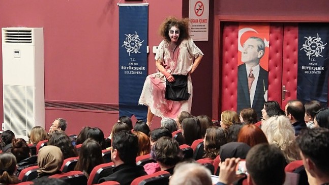 Aydın Büyükşehir Belediyesi Şehir Tiyatroları Tiyatroseverleri 'Şatonun Altında' Oyunuyla Buluşturdu
