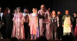 Foça Belediye Tiyatrosu, Dünya Tiyatro Günü için hazırladığı ''Fısıldaşan Replikler''i sahneledi