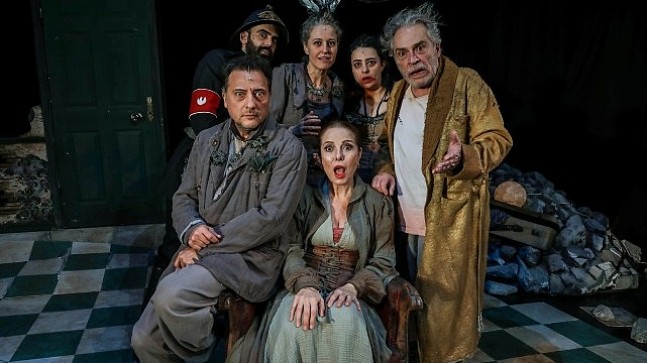 Zuhal Olcay ve Haluk Bilginer'i yıllar sonra yeniden bir araya getiren 'Kel Diva' adlı oyun,  Nilüfer Tiyatro Festivali kapsamında seyirci ile buluştu