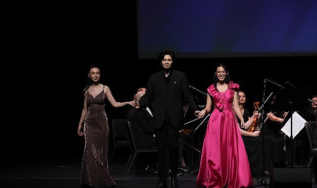 Çev sanat'ın “100. yıl cumhuriyet konseri”nde genç sanatçılar, keman virtüözü Maxim Vengerov'la sergiledikleri performansla dinleyicileri büyülediler