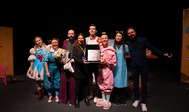 İzmir Büyükşehir Belediyesi Şehir Tiyatroları (İzBBŞT), Soytarılar Okulu adlı oyunuyla