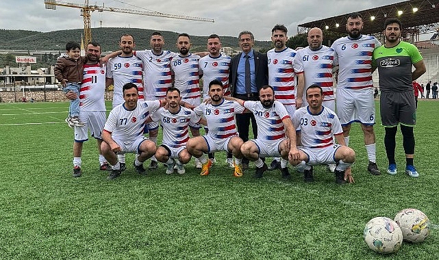 Turnuvanın başlangıç vuruşunu Gemlik Belediye Başkanı Şükrü Deviren yaptı.