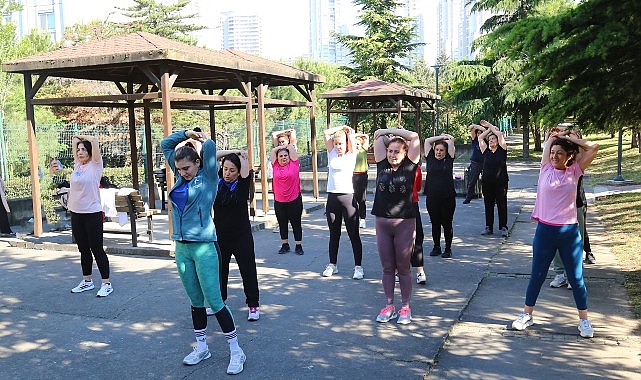 Küçükçekmece Belediyesi, kent sakinlerini güne zinde başlatmak ve sağlıklı bir yaşama teşvik etmek amacıyla açık havada sabah sporları düzenliyor