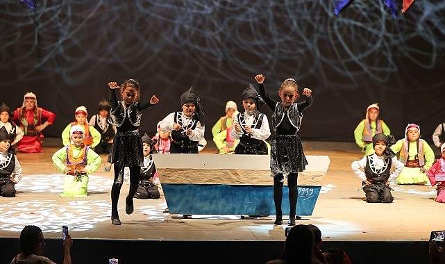 Şenlikte konuşan Başkan Mutlu, “Konak’ta, belediyemizin yürüttüğü kurslarda 7 yaşından