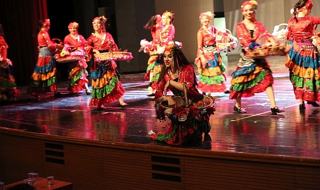 Nilüfer Belediyesi Halk Dansları Topluluğu’nun, Anadolu'dan Balkanlar'a ve Kafkaslar'a uzanan