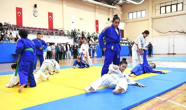 Osmangazi Belediyesi tarafından düzenlenen yaz spor okulları bünyesinde gerçekleştirilen judo