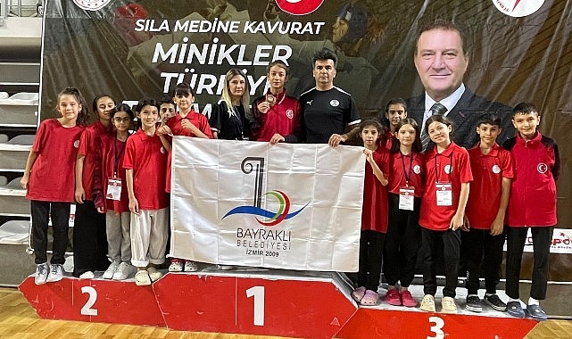 Sivas'ta düzenlenen Minikler Türkiye Tekvando Şampiyonası'na katılan Bayraklı Belediyesi sporcuları,