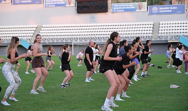 Nilüfer Belediyesi’nin, açık havada düzenlediği zumba atölyeleri sona erdi.