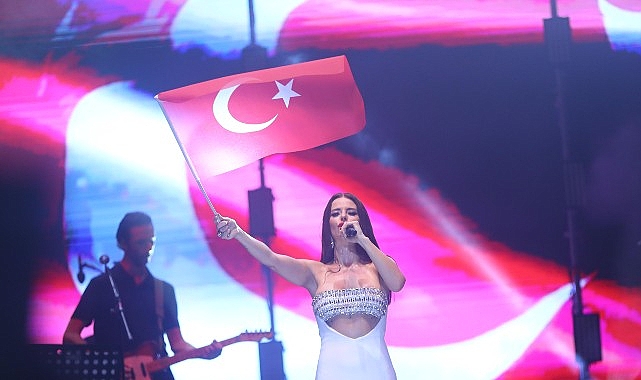 Antalya Büyükşehir Belediyesi, 30 Ağustos Zafer Bayramı'nı Cumhuriyet Meydanı'nda düzenlenen