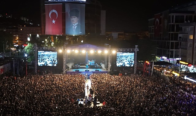 Aydın Büyükşehir Belediyesi tarafından düzenlenen ve ünlü grup Mor ve
