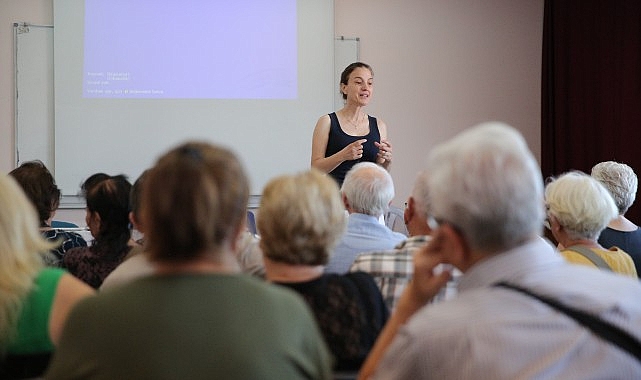 Konak Belediyesi, açık havada spor etkinliği düzenlediği parklarda Konaklıların daha