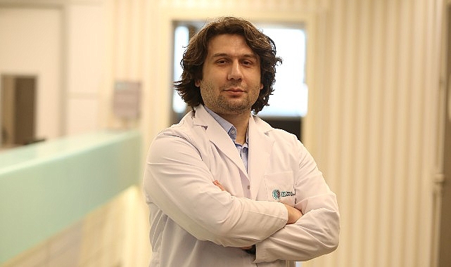 Şizofreninin halüsinasyonlar, sanrılar, motivasyon eksikliği ve bilişsel zorluklarla kendini gösterebildiğini