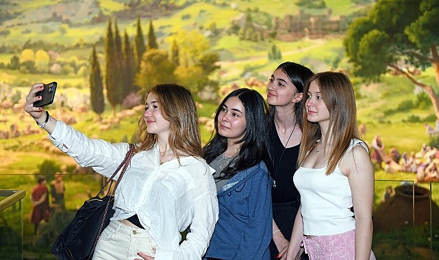  Osmangazi Belediye Başkanı Erkan Aydın, Harmancık Ortaokulu’nda robotik laboratuvar kuran