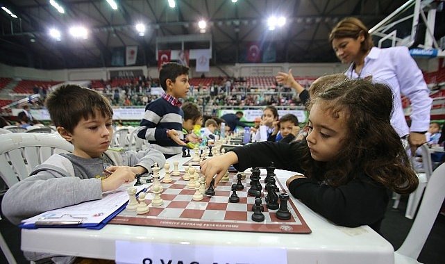 Karşıyaka Belediyesi, 23 Nisan’da Başkan Yıldız Ünsal’ın temsili olarak makamını