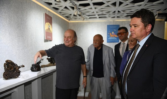 Bursalı doğa sever Tansel Saylı, hafta sonu yürüyüşlerinde hayvan figürüne